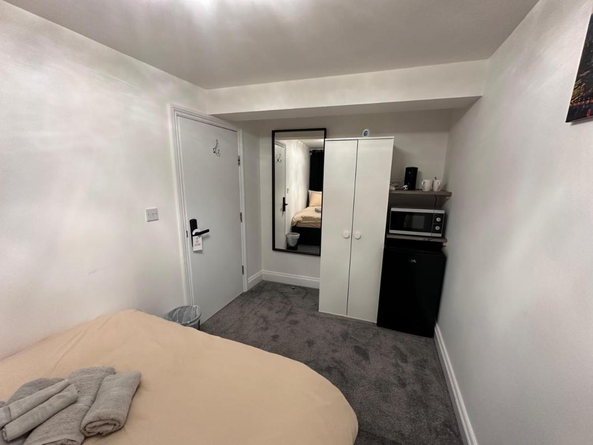 London Bridge 10 minutes walk away - 4