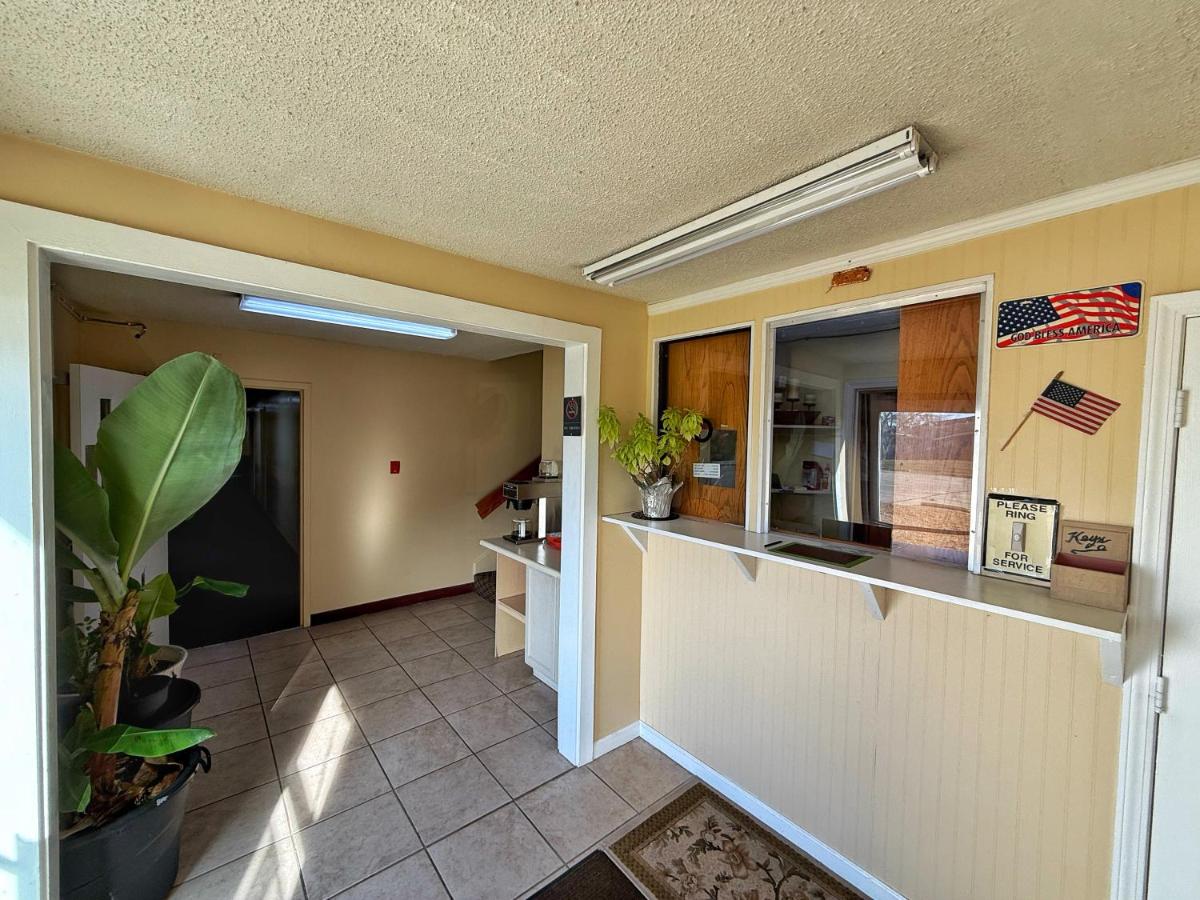 Royal Inn & Suites — photo 11