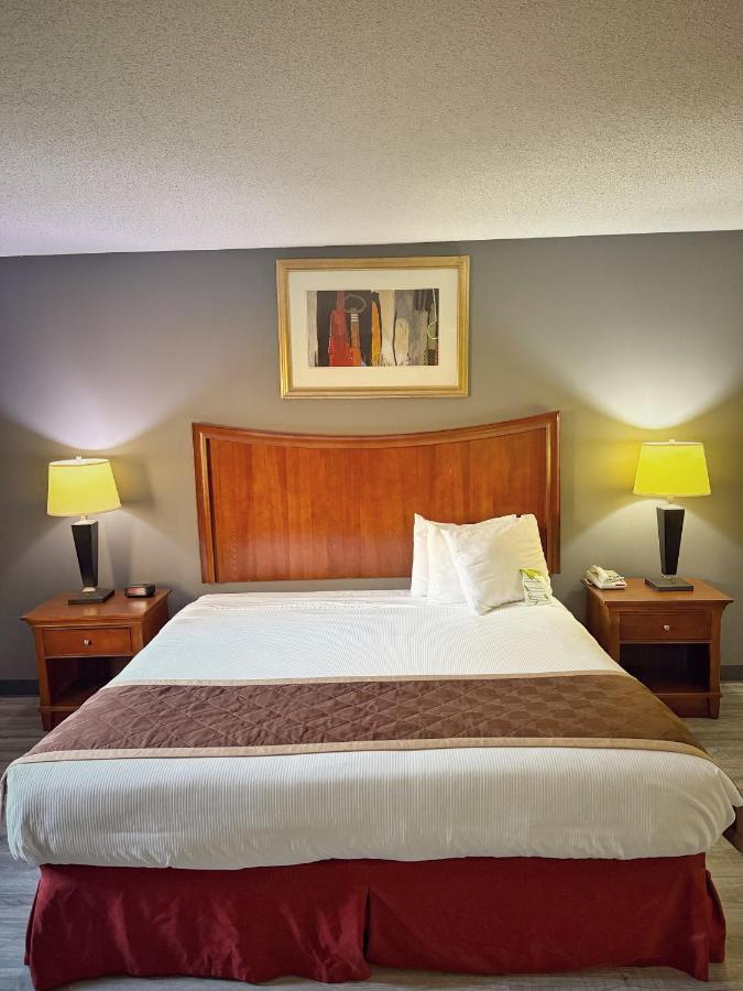 Royal Inn & Suites — photo 14