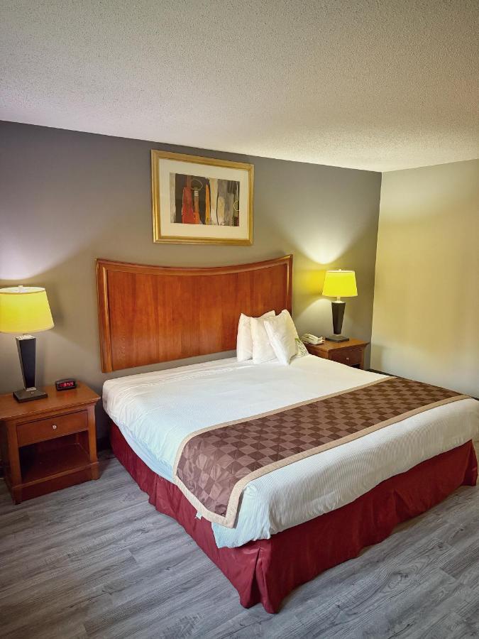 Royal Inn & Suites — photo 15