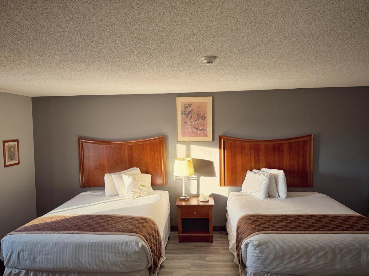 Royal Inn & Suites — photo 16