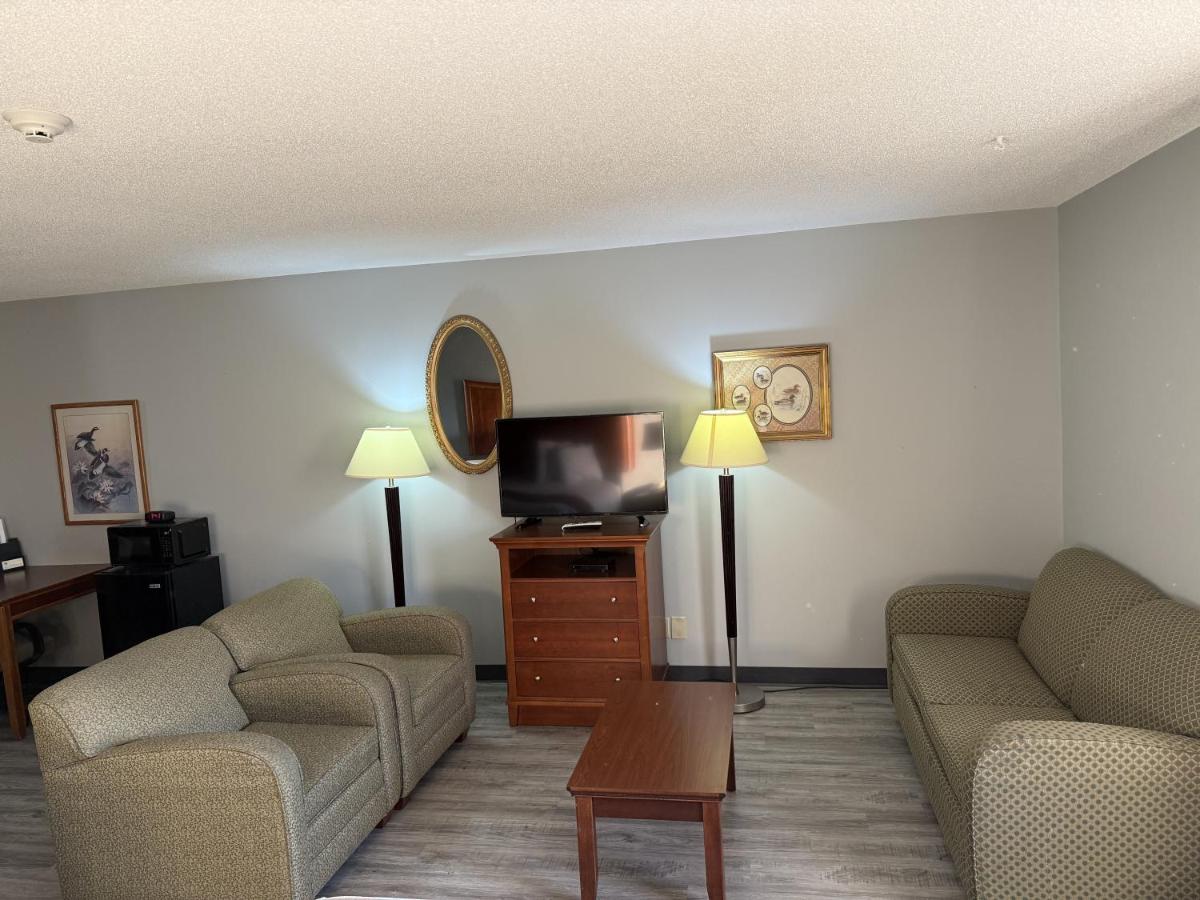 Royal Inn & Suites — photo 8