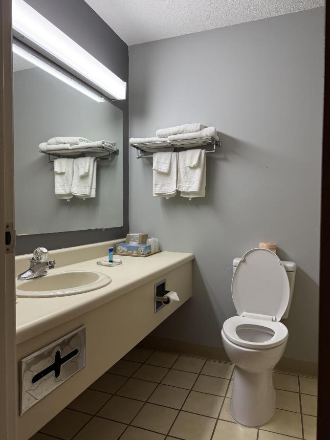 Royal Inn & Suites — photo 18