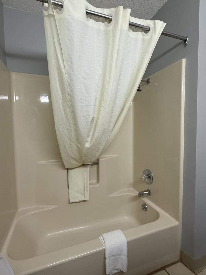 Royal Inn & Suites — photo 3