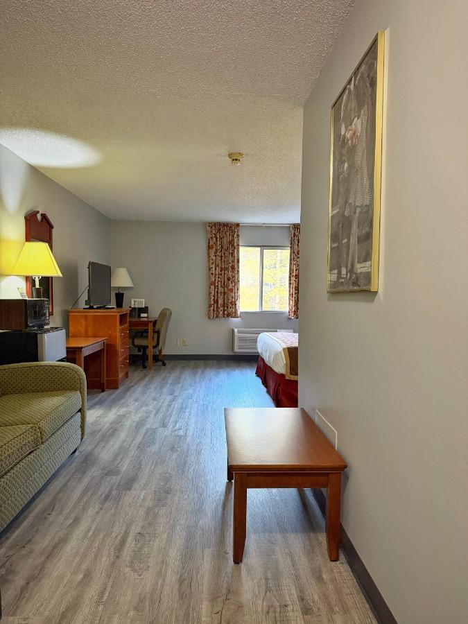 Royal Inn & Suites — photo 21