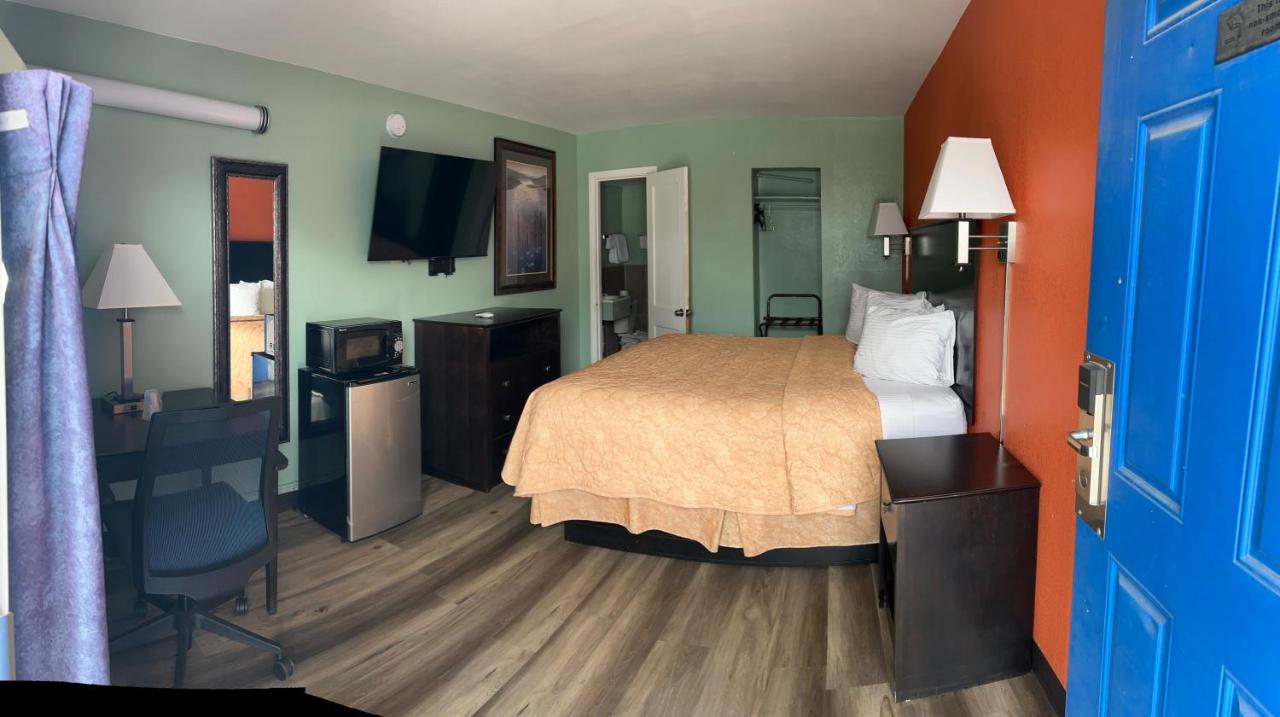 Town & Country Motel — photo 1