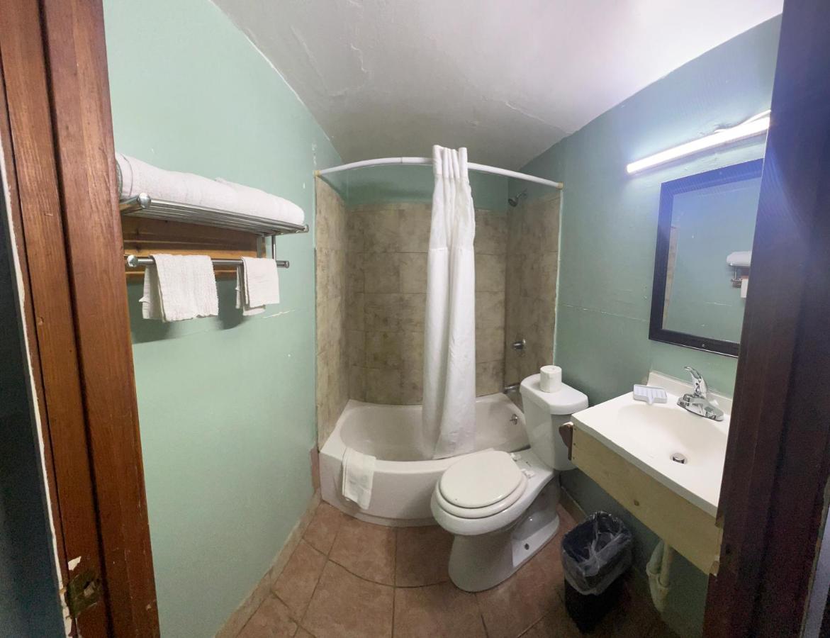 Town & Country Motel — photo 19