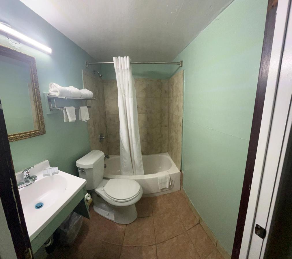 Town & Country Motel — photo 17