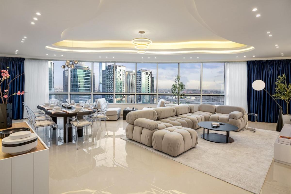 Lux 5BR Marina Apt with Jacuzzi, Walk to Beach, Gym