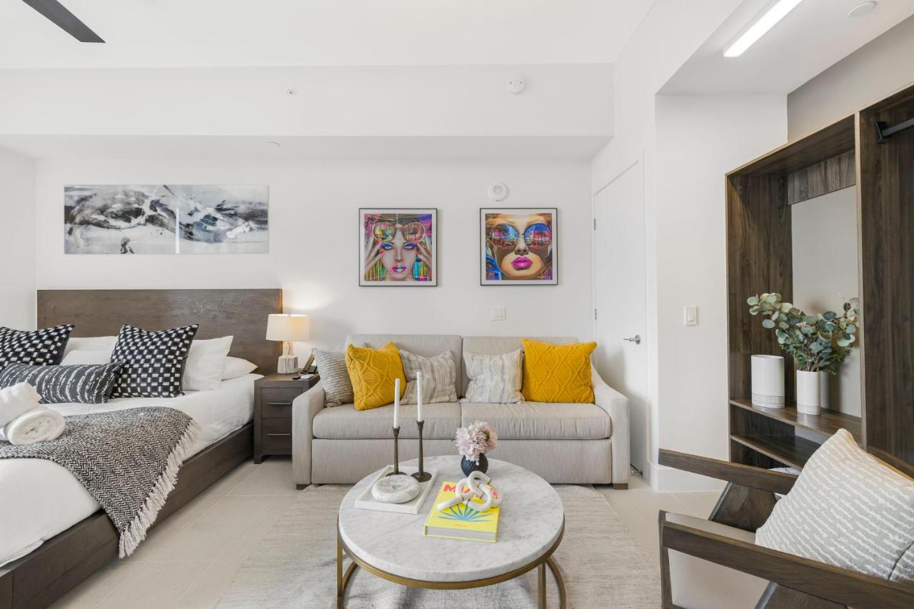 Luxury Studio with Stunning City Views - 4