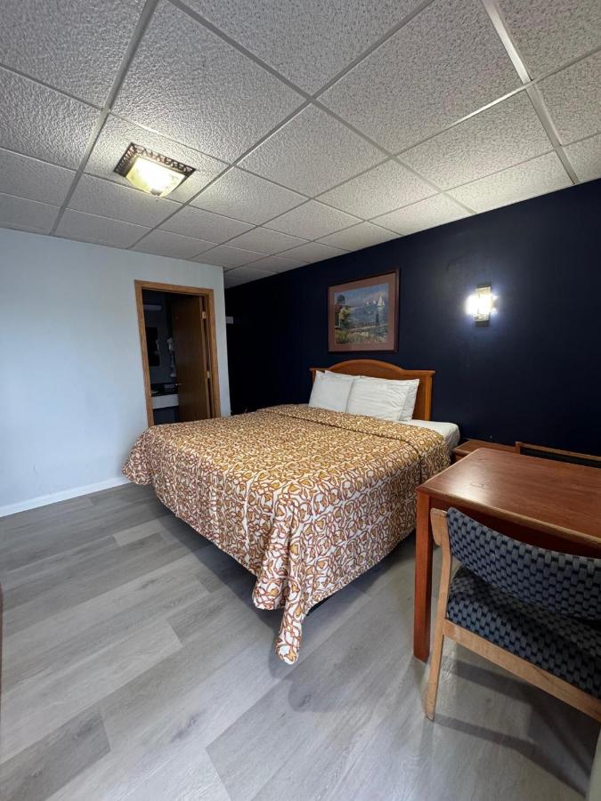 Sleep-Ees Inn Saginaw — photo 15