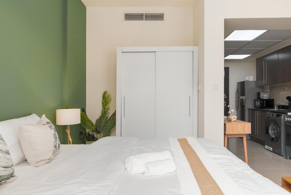 Nature-Themed Stay with 4K Projector Near Yas Island and Airport - 4