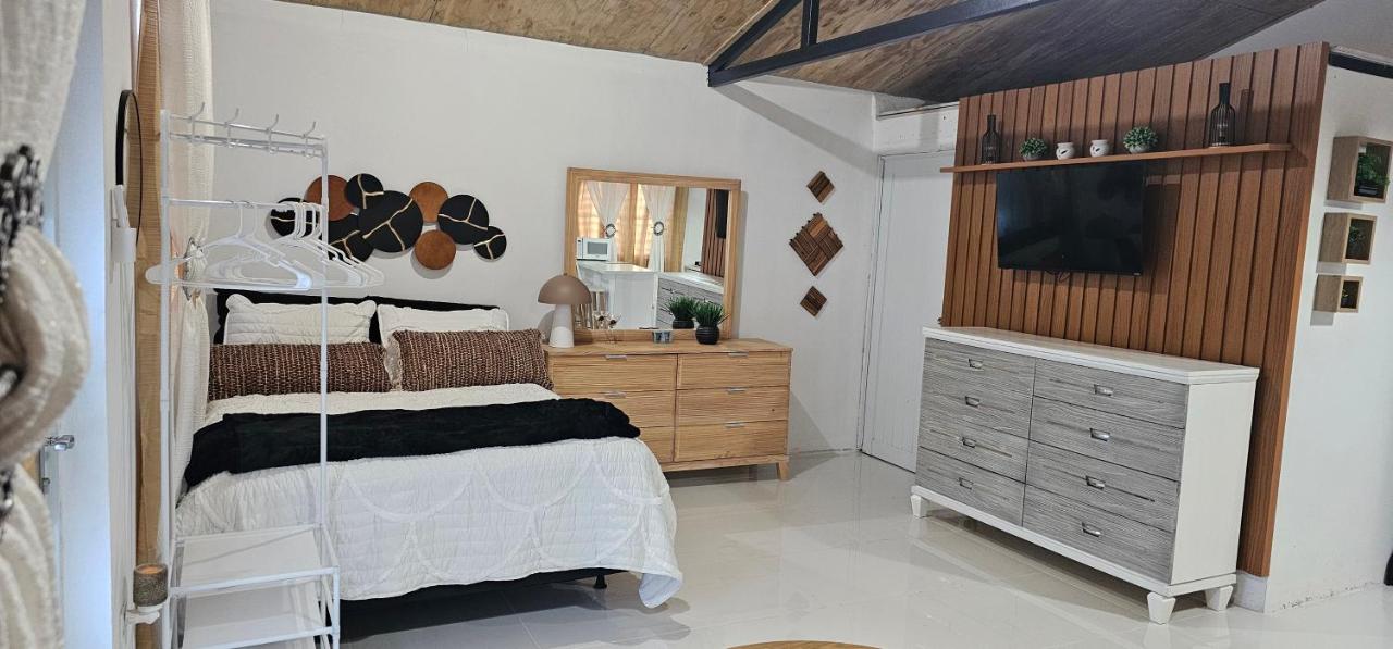 Las Julies's Apartment - 2