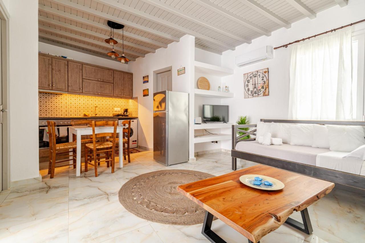 Elenitas beach house in Ornos - 3