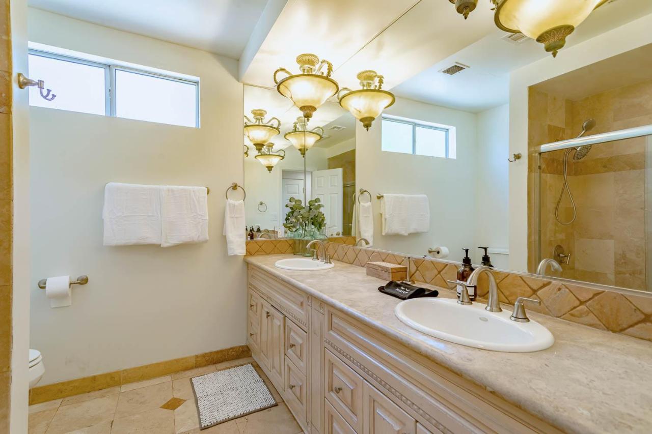 Cozy Home with Pool and Jacuzzi Minutes from Universal Studios - 3