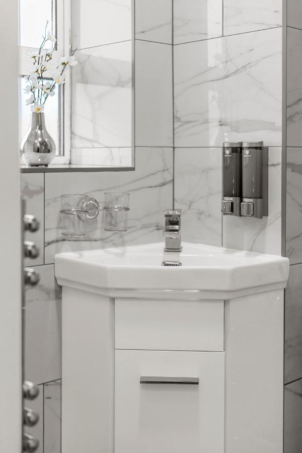 Jasmine Suite by Yielding Bricks - 3