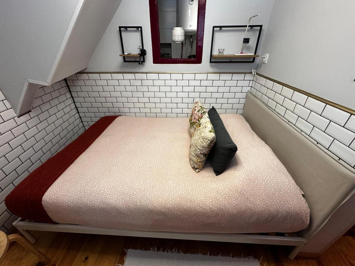 Lisbon Underground Apartment - 2