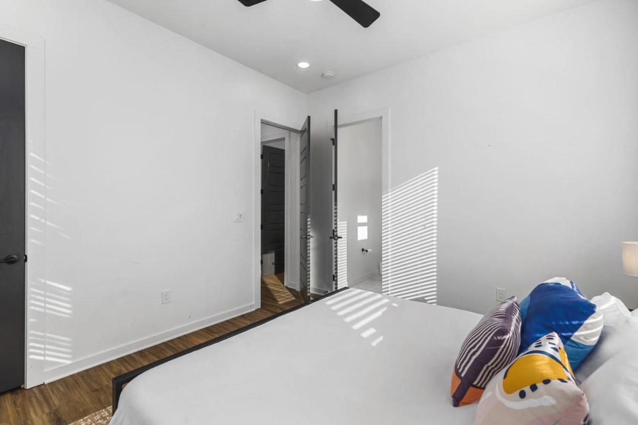 TWO Adjacent Homes Sleeps 24 Only 3 miles to Broadway - 4