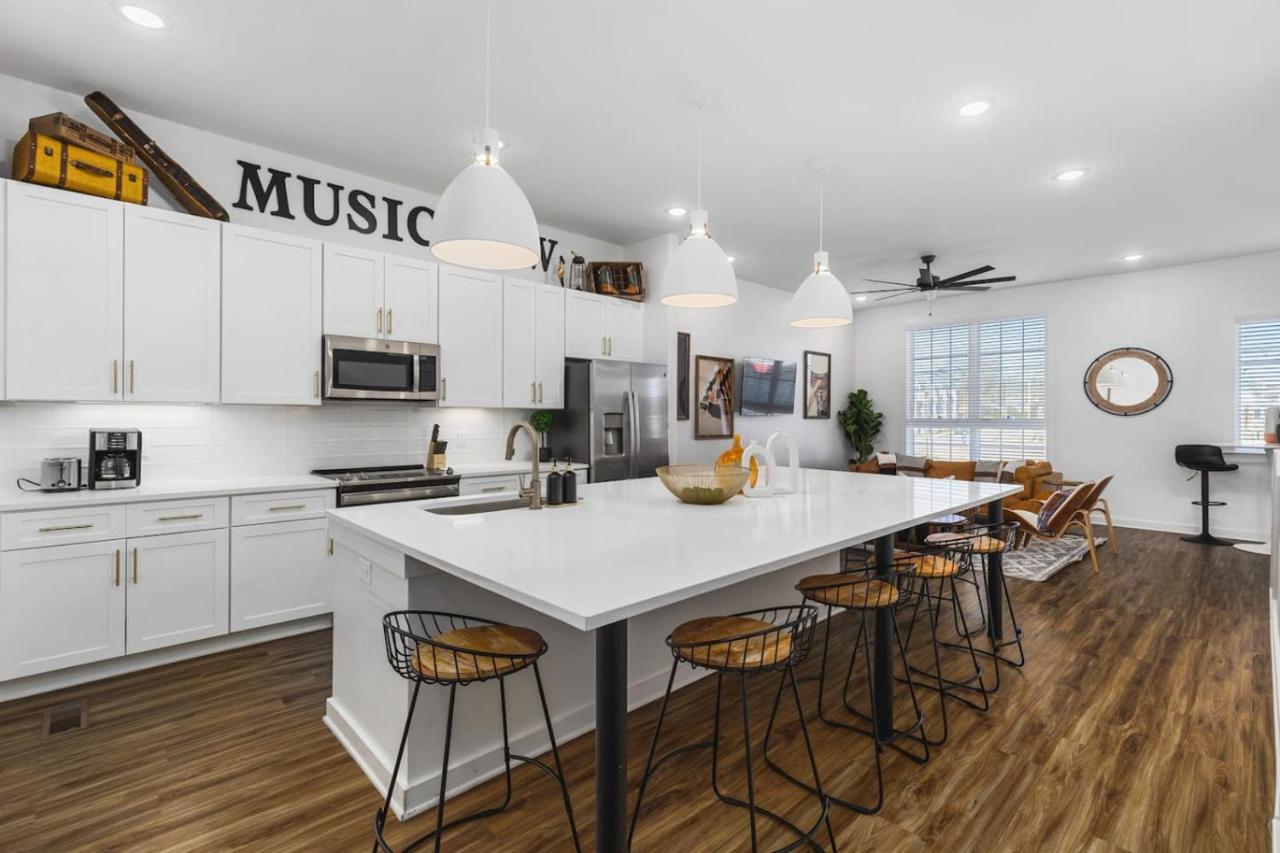 TWO Adjacent Homes Sleeps 24 Only 3 miles to Broadway - 5