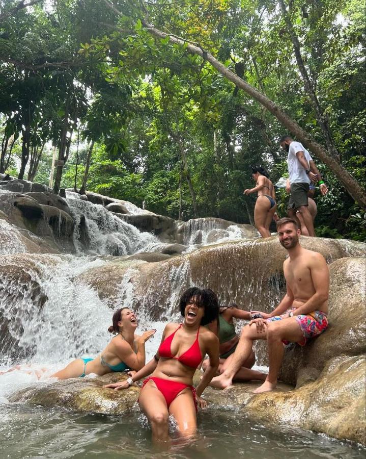 FISHERMAN's POINT BEACH-FRONT CONDOMANIA - 3