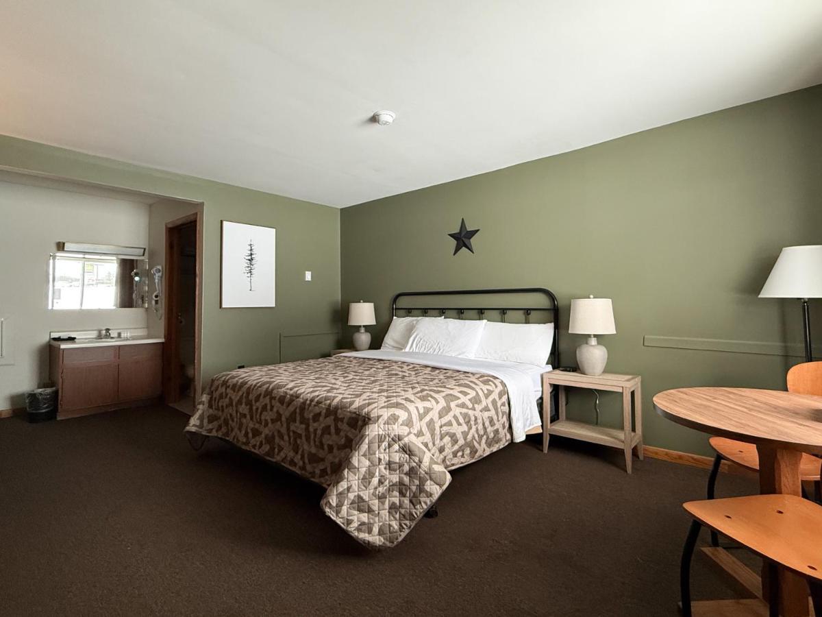 The Trail Inn - Newberry, MI - Formerly Knollwood Inn - 13467 M-28 — photo 2