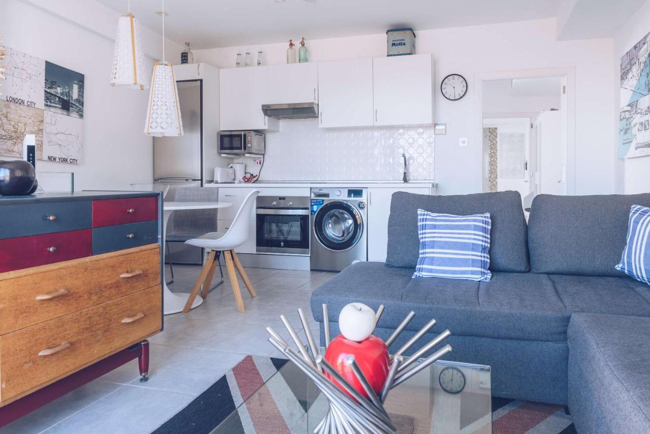 Bright and Lovely 1BR Penthouse in King Street
