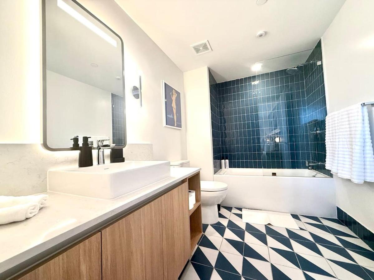 2 bedroom Stylish Condo Downtown Pool Gym spa - 3