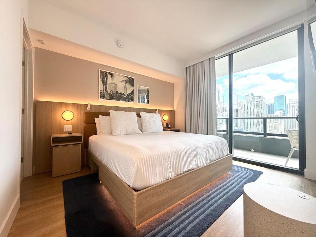 2 bedroom Stylish Condo Downtown Pool Gym spa - 2