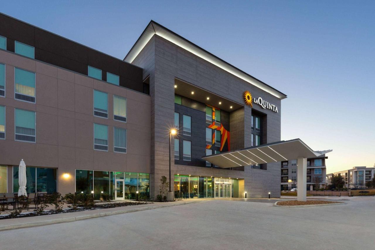 Image: La Quinta Inn & Suites by Wyndham San Antonio at the RIM