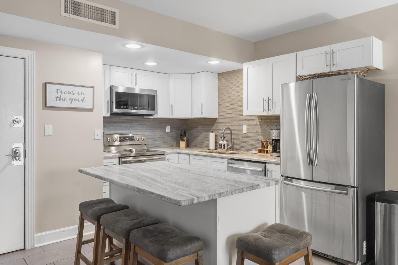 On Famous Music Row - Pool, Parking, Walk to Bars - 2