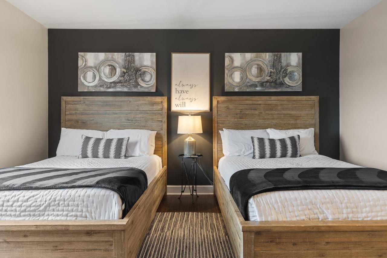 On Famous Music Row - Pool, Parking, Walk to Bars - 3