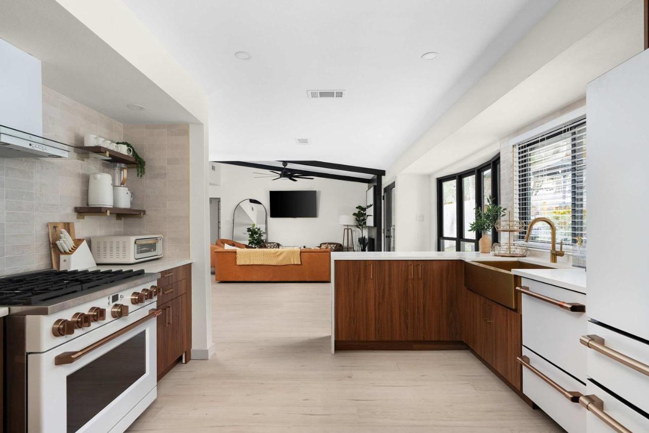 Luxury Zilker Home Pool Hot Tub and 2 Kitchens - 5