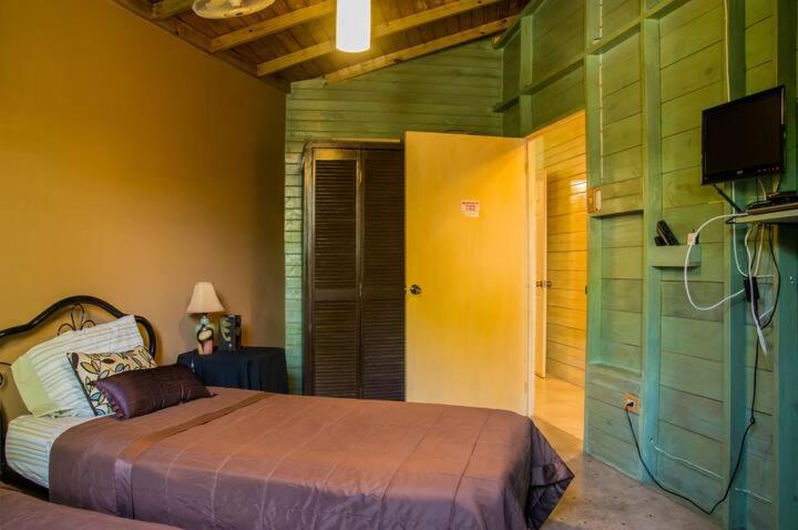 One32 Guesthouse Bejeweled - 3