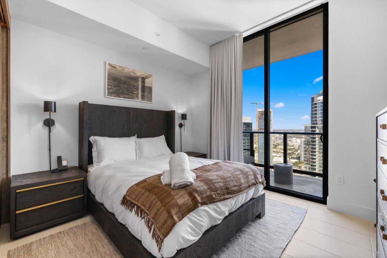 On The 49th Floor! Condo on Highest & Free Parking - 3