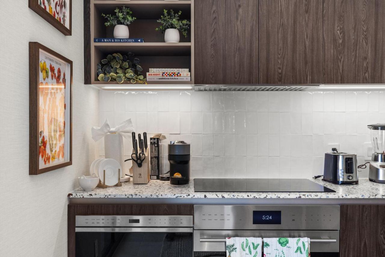 On The 49th Floor! Condo on Highest & Free Parking - 4