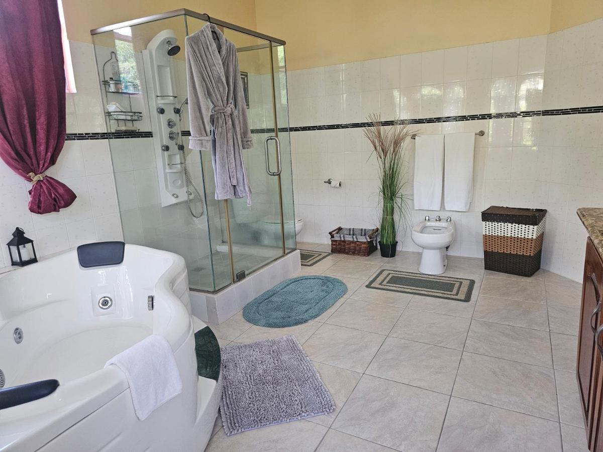 Royal Escape - 1 - 5