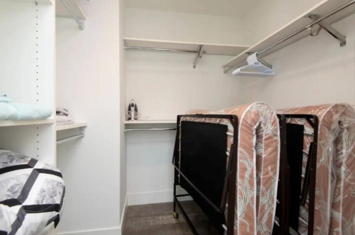 Modern 3 Bedroom High-Rise with resort Pool - 5