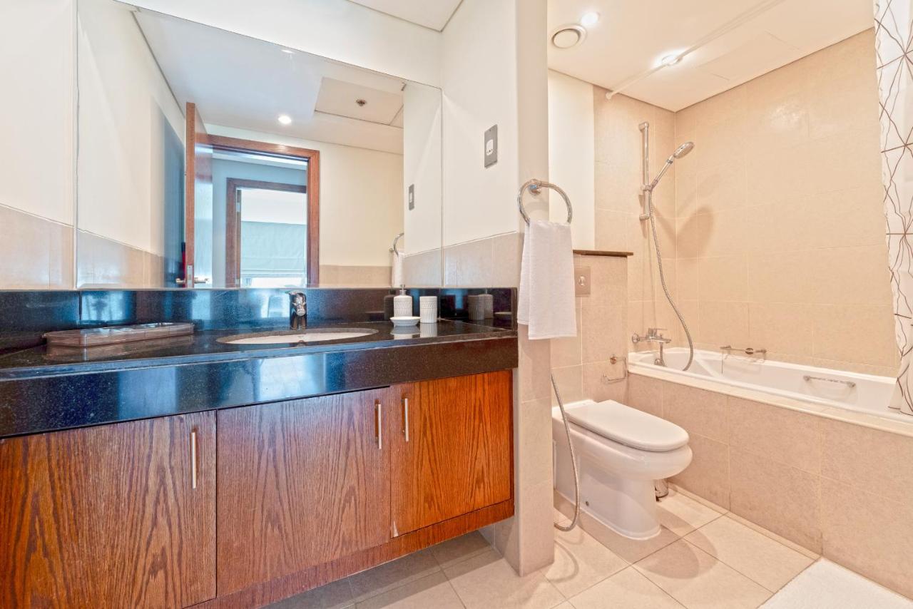 Modern 1BR, 8 Boulevard at Downtown Dubai - 3