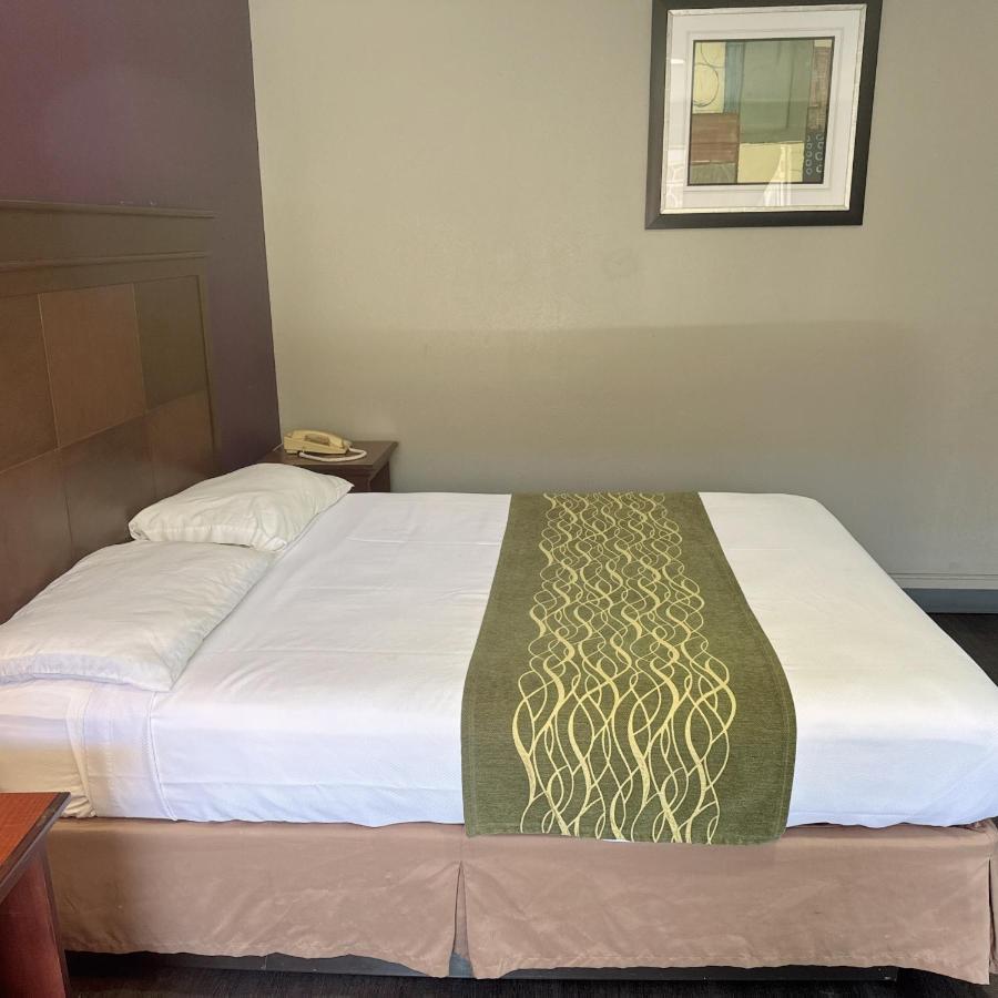 Deluxe Inn — photo 10