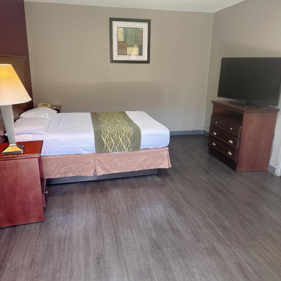 Deluxe Inn — photo 11