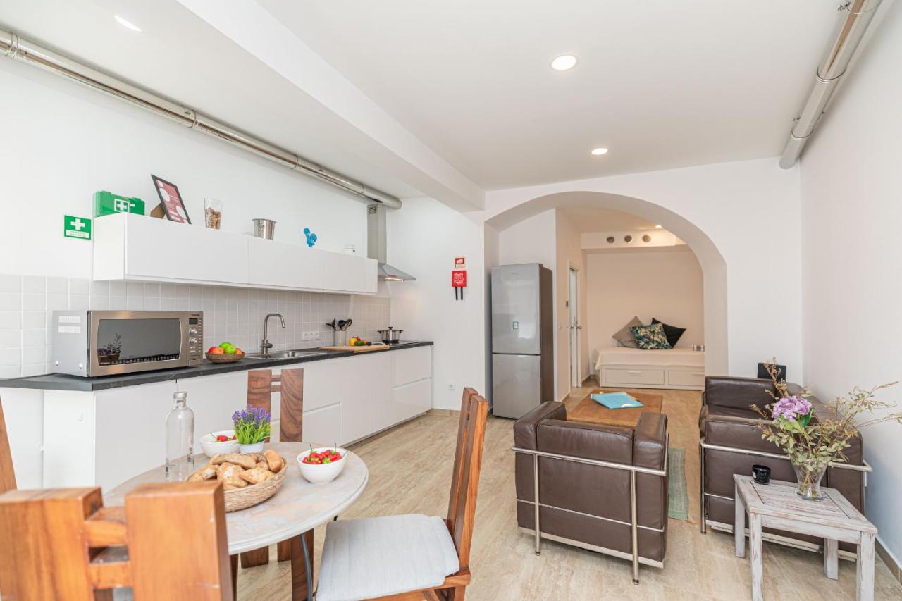 Cinco Botelho, Town Centre