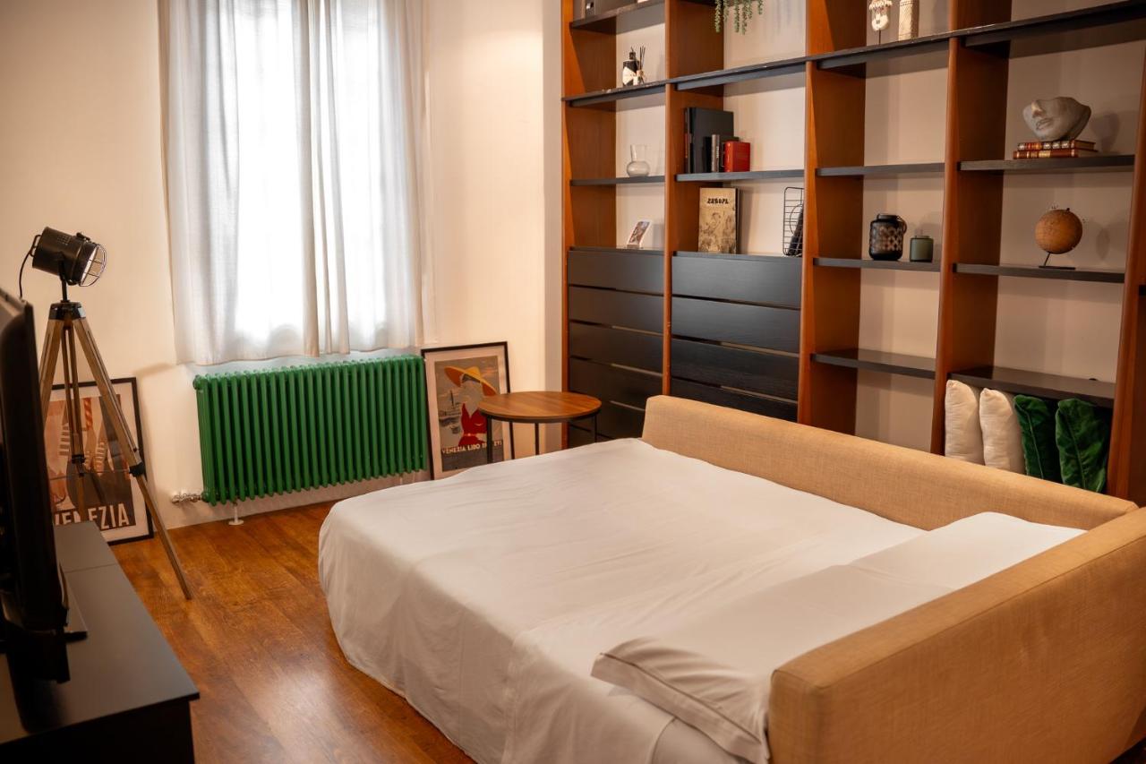 Entire Industrial Flat Venice with Patio - Free Parking - 2