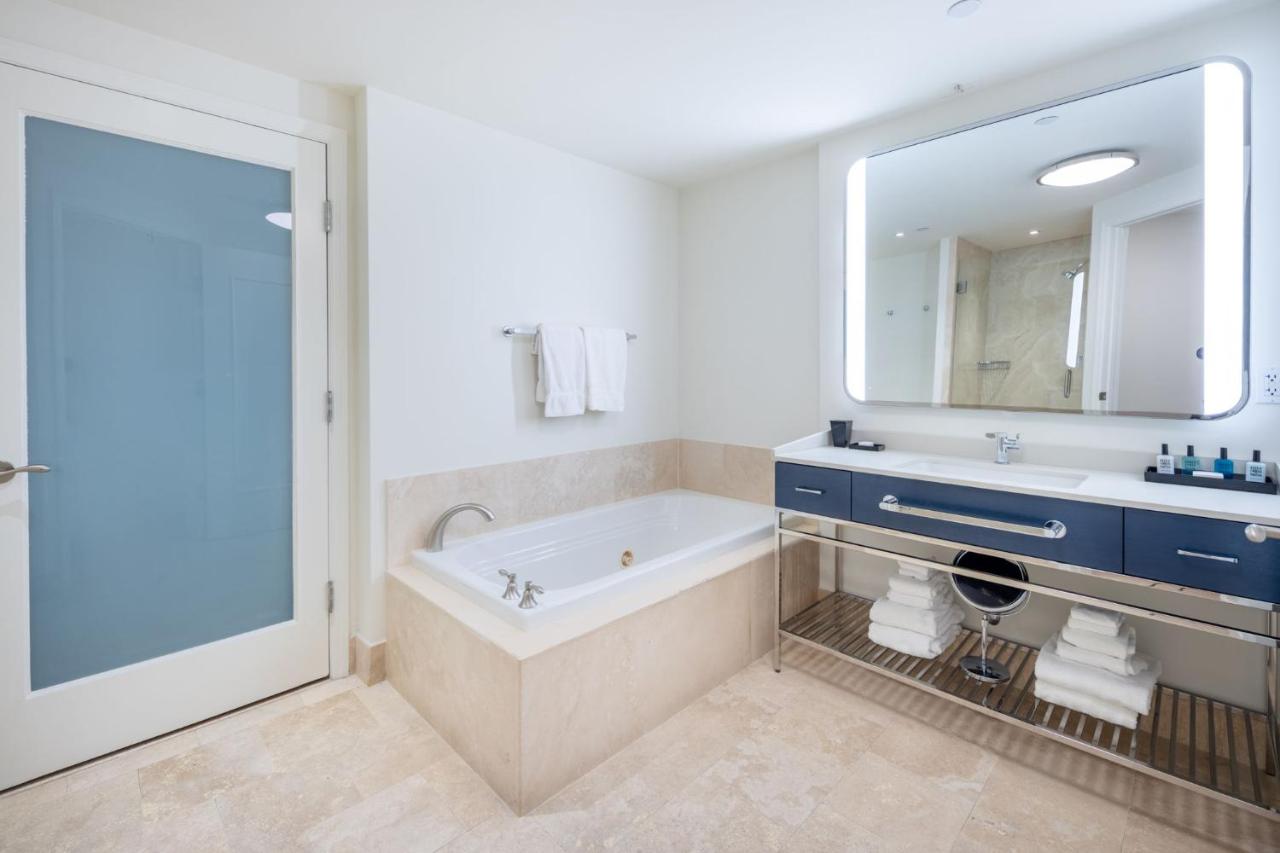 Fontainebleau Hotel Ocean View Fits 6! 1 BED/2 BA - 4