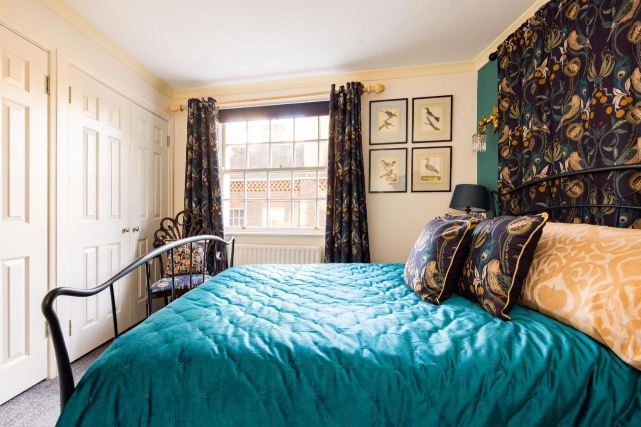 Mayfair 3-Bed 6-Guest w Patio & ac Berkeley Square
