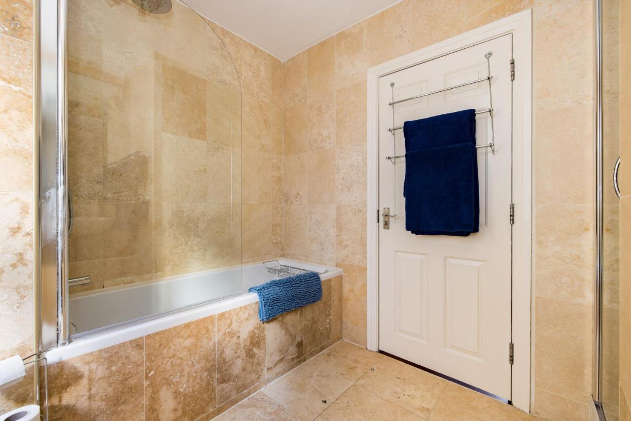 Mayfair 3-Bed 6-Guest w Patio & ac Berkeley Square - 3