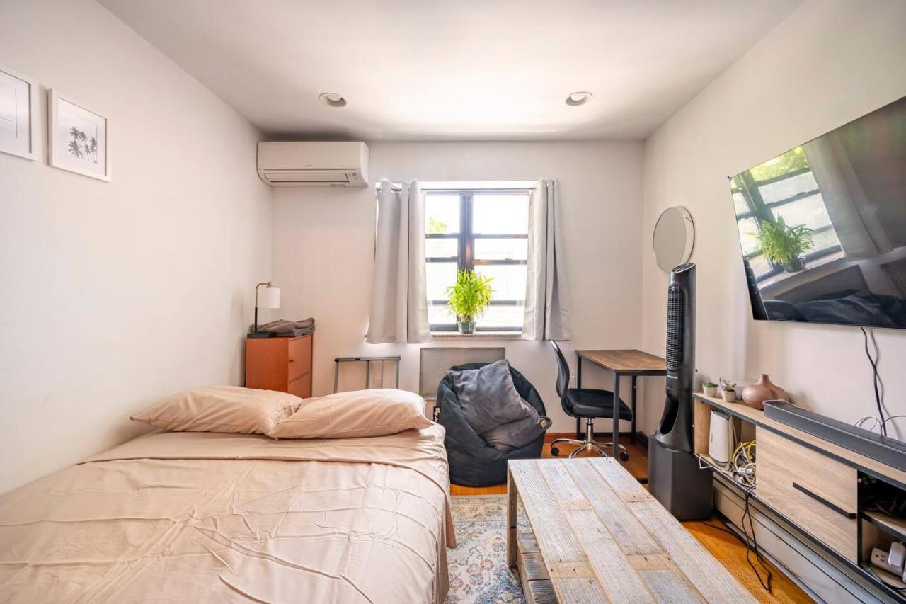 BEST LOCATION IN QUEENS, Everything is near by, PRIVATE ROOM, LaGuardia Airport 10min - 5