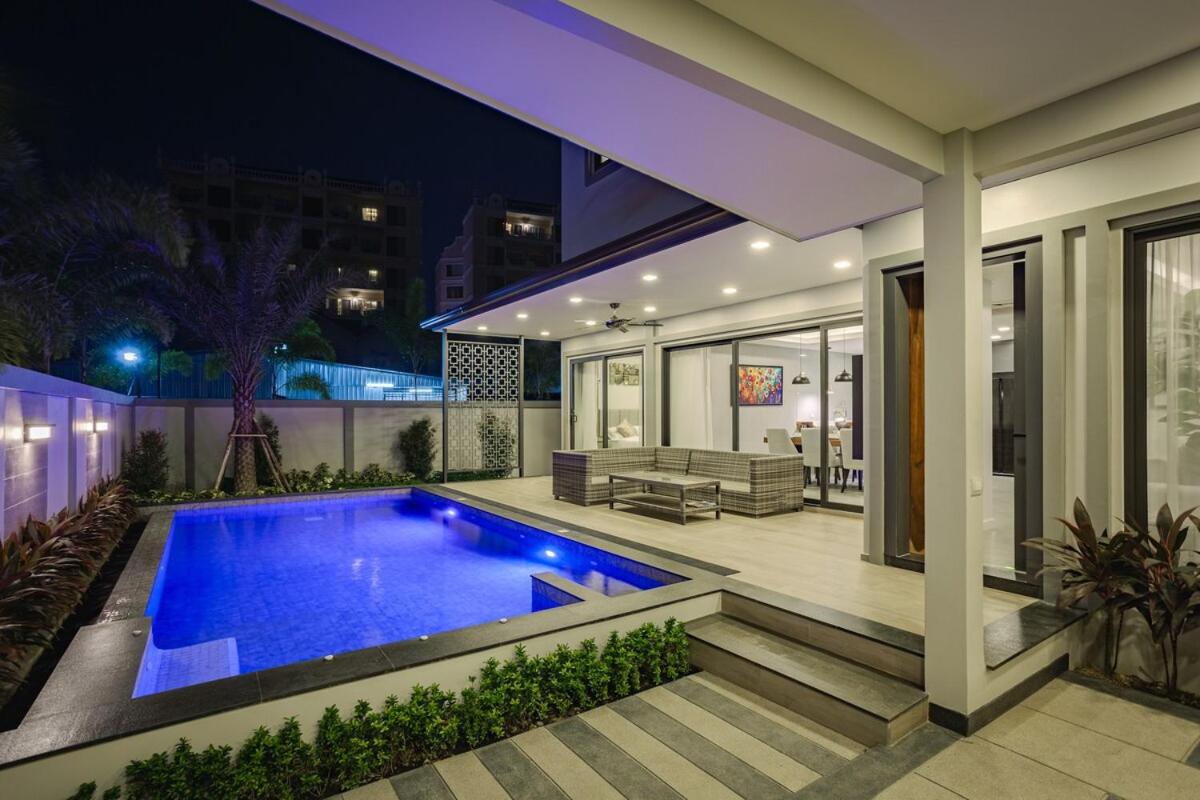 Super Luxury 4 Bedroom Private Pool Villa with Jacuzzi, Near 711, 10 minutes to Walking Street and Pattaya Beach - MT4