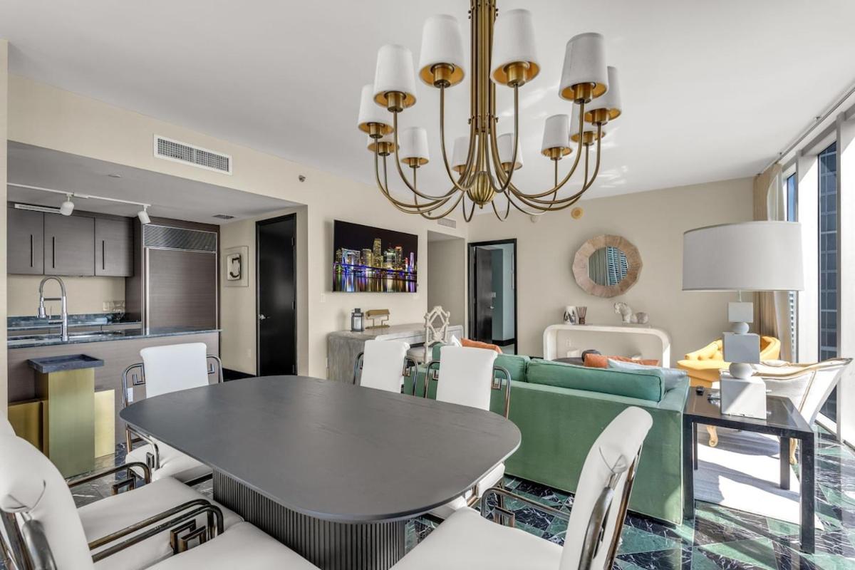 Stunning Apartment at Icon with Bay Views-Pool-Gym-Spa - 2