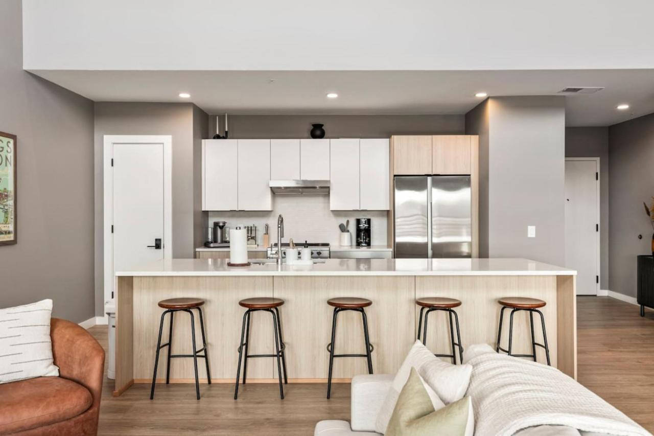 Penthouse Luxury with Pool Patio and City View plus Walk to Broadway - 4