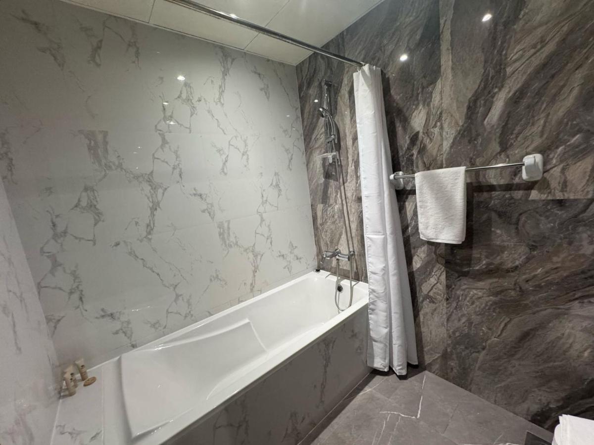 Chic Studio with Balcony a mins drive to Downtown - 3